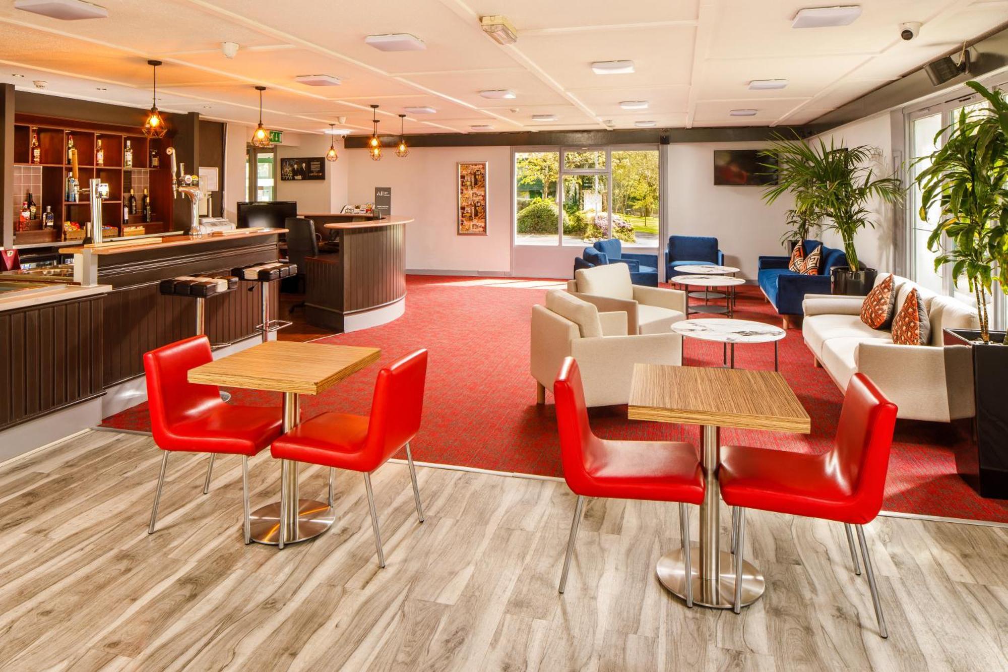 Отель Ibis Coventry South Экстерьер фото