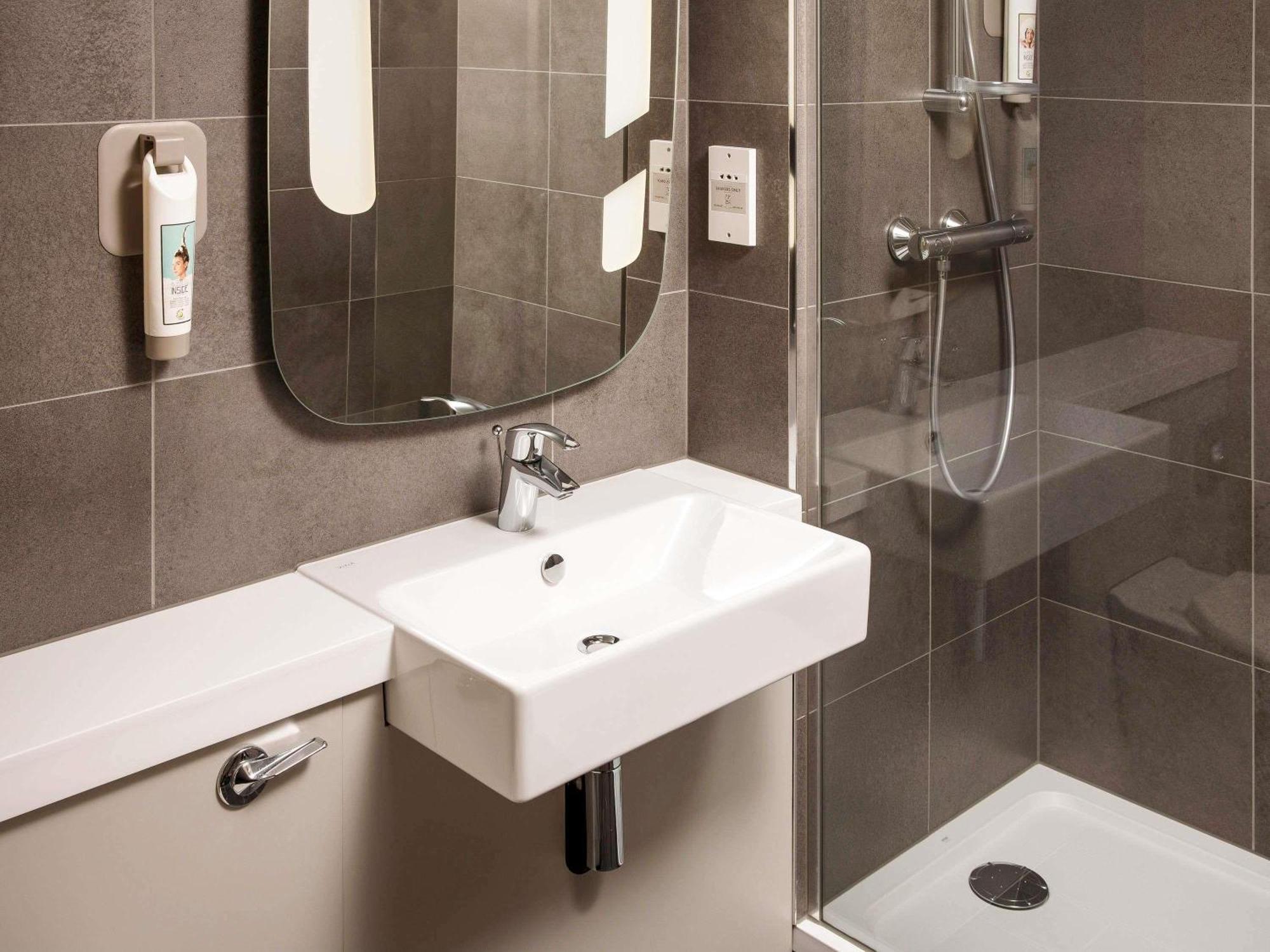 Отель Ibis Coventry South Экстерьер фото